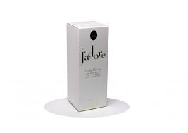 Sensorial and airy, its exquisite formula penetrates quickly and generously moisturizes the skin j'adore is an extraordinary fragrance because it achieves the feat of being an original signature that easily appeals. Dior J Adore Huile Divine 150ml Perfumed Satin Body And Hair Oil Profumeria Etoile