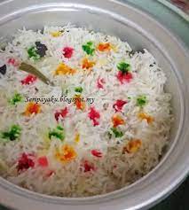 Nasi hujan panas adalah sejenis nasi seperti nasi minyak dan popular di kelantan terutamanya semasa kenduri kahwin/majlis pertunangan. My Kuali Nasi Minyak Hujan Panas