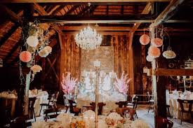 Wie Wahlt Man Die Richtige Hochzeitslocation Aus Auf Diese 5 Aspekte Sollten Sie Bei Der Entscheidung Acht Hochzeitslocation Vintage Hochzeit Hochzeitsmotto
