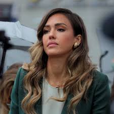 La compleja infancia de Jessica Alba, entre la angustia por la salud de su  madre y su propia vida en peligro