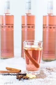 Rose Gluhwein Fein Und Edel Mit Bree Wein Joyful Food Rezept Gluhwein Rezept Getranke Weihnachten Gluhwein