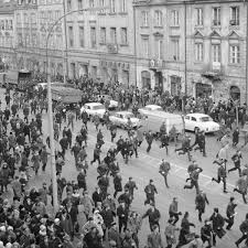 They may have been naive to expect change, but the prague spring and what was the prague spring, or the events of 1968 more generally? Erst Die Knuppel Dann Die Repression Politik