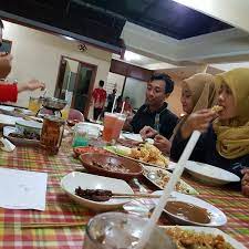 Jadi kalau ingin makan makanan restoran, dilarang makan di restoran atau di rumah makannya. Rumah Makan Lestari Bondowoso Jawa Timur