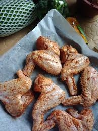 500 gm chicken wings/kepak ayam, 1/4 sudu teh garam halus, 1/4 sudu teh serbuk kunyit (optional), 300 gr kentang dipotong wedges, 2 sudu teh lada hitam ditumbuk kasar, 1 sudu teh garam, 1 sudu teh stok ayam, 1/2 biji bawang besar dihiris panjang, 4 sudu besar kicap manis abc. Resepi Kepak Ayam Pedas Ala Korea Catatan Sue Izza