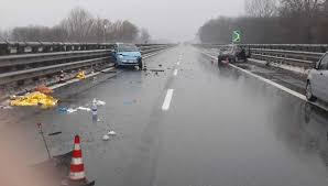 Maxi tamponamento sulla torino bardonecchia per il ghiaccio. Scende Dall Auto Dopo Incidente Travolta Sulla Torino Bardonecchia Ragazza Di 25 Anni Grave Al Cto La Repubblica