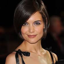 La coupe au carré est une courte coupe de cheveux et coiffure féminine où les cheveux sont typiquement coupés tout droits autour de la tête ou au niveau de la mâchoirestyle à revoir, parfois de façon asymétrique et souvent avec une frange sur le front. La Coupe Qui Me Va Mode D Emploi Avec Les Stars