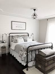 Modern Farmhouse Style Combines The Standard With The New Makes Any Kind Of Space Incredibly C Farmhouse Bedroom Decor Modern Farmhouse Bedroom Remodel Bedroom