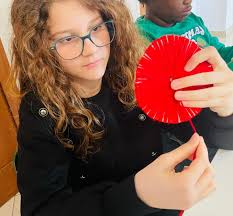 Manine che creano 🥹 Giorni intensi e pieni questi passati con i bimbi  durante il nostro CAMPUS NATALIZIO 🎄 Abbiamo giocato con i fili, la  macchina da cucire, le corde, la pittura