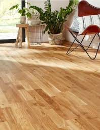 A Installer Dans Les Pieces A Vivre Ou Les Chambres Ce Parquet Flottant En Chene Ressemble A S Y Mepre Parquet Contrecolle Chene Parquet Contrecolle Castorama