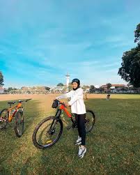 Nah, jika kamu ingin membuat foto ootd yang keren dan 'instagrammable', yuk ikuti tips simpel dari charles & keith berikut Ootd Bersepeda Suka Ria Hits Selebgram Outfit Facebook
