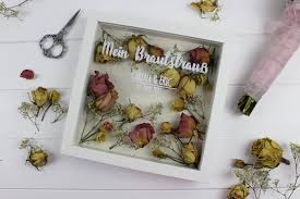 Wenn ihnen die bisherigen ideen für bilderrahmen noch nicht individuell genug waren, dann basteln sie sich ihre rahmen doch einfach selbst. Diy Brautstrauss Im Bilderrahmen Selber Machen Hochzeitserinnerung