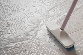 produto para limpar porcelanato da cozinha confira a receita caseira limpeza de porcelanato limpeza de pisos como limpar rejunte de piso