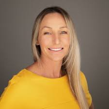 Holly Branch's Instagram, Twitter & Facebook