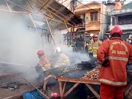 Kebakaran di tanah abang, evakuasi sapi berlangsung menegangkan. E5z 3qhcqebtsm