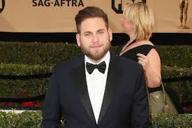 Kesalahan lain yang paling sering dilakukan oleh pria bertubuh pendek adalah memakai baju yang ukurannya jauh lebih besar dari ukuran tubuh. Simple 10 Cara Berpakaian Pria Gemuk Agar Terlihat Kurus Mas Kulin Com