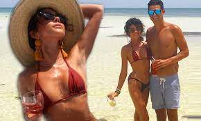 Sarah Hyland reveals she exercises naked in front of a mirror because it  forces her to 'work harder' 