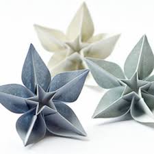 Avec notre origami tulipe, rien de bien compliqué, une feuille de papier de la couleur de votre choix pour faire la fleur, et une autre verte pour faire la tige.en quelques étapes de pliage facile, vous obtiendrez une belle tulipe en origami.notre tutoriel de fleurs en origami est une version simplifiée des pliages de fleurs 3d que vous pouvez trouver. Un Origami Facile Fleur A Offrir Ou Pour Vous Amuser Tout En Creant De Belles Choses Origami Ideas