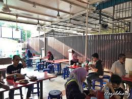 But overall taste and experience, deen maju is better with their spiced fried chicken. Penang Eats Deen Maju George Town One Of Local S Favourite Nasi Kandar Hazeldiary
