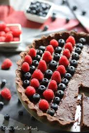 Seamless sfondo con fragola, mora, lampone e mirtillo frutta isolato su sfondo bianco con tracciato di ritaglio modello di frutti di bosco. Crostata Al Cacao Con Crema Al Cioccolato Lamponi E Mirtilli Dolci Mari E Monti