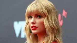 Taylor Swift's old label hits back in row over 'awards ban'