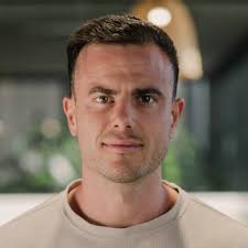 I always say you got to do sh*t that doesnt make sense to anyone else to be  successful, but I might've just met a founder who does it better than me 😂