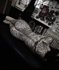 Ahora, la artista regresó a buenos aires y mostró cómo está viviendo el aislamiento desde su casa. Las Fotos De Candelaria Tinelli Desnuda Con Su Nuevo Tatuaje Baradero Te Informa