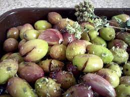 In un primo tempo le olive verdi vanno lasciate a bagno in acqua minerale naturale oligominerale per 4 giorni, cambiando l'acqua tre volte al giorno. Olive Verdi Schiacciate In Salamoia