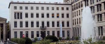 …flanked by two small buildings, haus liebermann and haus sommer, which were built in the late 1990s by architect josef paul kleihues to replace the pavilions that were destroyed during world war ii. Max Liebermann Haus Am Pariser Platz Berlin Offnungszeiten