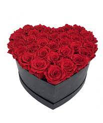 Il portachiavi a forma di cuore (6 x 5 cm) è impreziosito con 112 cristalli swarovski® ed è fornito in un elegante sacchettino di organza. Cuore Con Rose Rosse Stabilizzate
