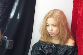 Netizens Find Blackpink S Jennie S Lookalike She S A K Singer As Well Kpopstarz