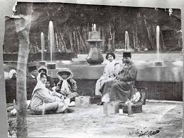 Le prossime elezioni, l'uscita delle truppe internazionali, le difficoltà economiche. Ulya Jah Mother Of King Amanullah With Various Members Of The Royal Family Period King Habibullah Khan Afghan Afghanistan South Asia 18th Century Costume