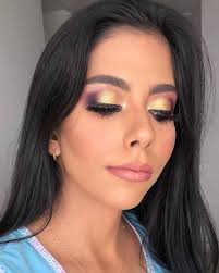 Miren este maquillaje social en tonos morados con pigmento dorado 😍😍 toda  una belleza. Para este look utilicé una sola paleta para completar este  look 😍 recuerden que solo necesitan jugar con