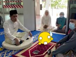 Seserahan ini biasanya diletakkan di ruangan acara, ada berbagai macam seperti baju gamis lengkap dengan kerudungnya, pakaian dalam, sepatu. Sedih Ibu Meninggal 3 Hari Jelang Pernikahan Akad Nikah Anak Digelar Di Samping Jenazah Indozone Id