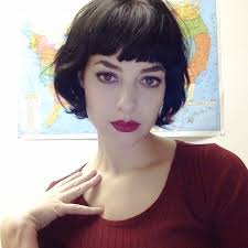 Kurzes Gewelltes Haar Mit Pony Pony Gewelltes Kurzes Trend Thick Hair Styles Short Wavy Hair Hair Styles