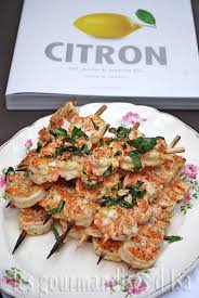 Brochettes De Crevettes Au Citron A L Ail Et Au Basilic Parce Que Citron C Est Bientot Recettes De Cuisine Brochette Crevette Recette