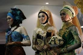 Baju kahwin songket yang makin menjadi trend sejak kebelakangan ini mendapat banyak perhatian di mata mempelai dan raja sehari. Begini Tren Busana Pengantin 2015 Republika Online