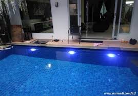 Pompa kolam renang didesain dengan daya hisap tidak jauh sehingga dengan pemasangan di bawah level air sangat membantu pompa di jalur hisabnya. 2 Fungsi Lampu Kolam Renang Dan Daftar Harga Terbaru Murah