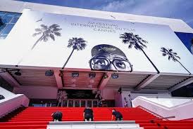 Si on lui connaissait déjà un certain le film, repoussé à de nombreuses reprises, sortira dans les salles françaises le 4 août 2021. La Selection Officielle Du Festival De Cannes 2021