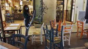 Sono solo i cittadini delle zone considerate a rischio moderato, che possono continuare a possono uscire dalla propria regione, purché le regioni confinanti non siano considerate a rischio elevato, come è il caso che si verifica per esempio tra emilia rmagna. Covid La Puglia Verso La Zona Arancione Chiusi Bar E Ristoranti Limitati Gli Spostamenti Tra Comuni La Repubblica