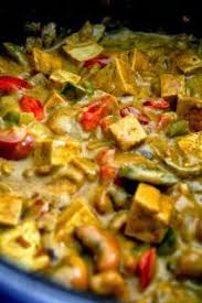 Curry De Tofu Et Poivrons A L Indienne Beurre De Cacahuetes Noix De Cajou Et Lait De Coco Recette Curry Recette Tofu Plat Vegetarien