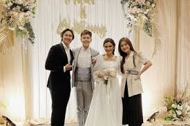 You will see anything about me here. 10 Potret Para Artis Hadir Di Pernikahan Audi Marissa Dan Anthony Xie