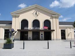 Cadran Bodet Installe A La Gare Sncf De Laval Mayenne France Les Regions De France Gare Sncf Edifice