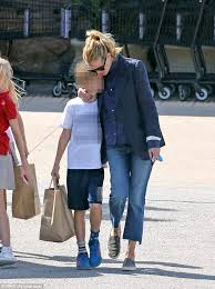 Julia roberts' trio of kids with her director husband, danny moder, fit firmly into the latter category of celeb kids you never hear about. Julia Roberts Shows Off Her Age Defying Complexion Daily Mail Online