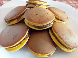 Con il dolce forno ci si divertiva a sfornare biscottini e mini tortine farcite e per la fretta di gustarle spesso si mangiavano. Dorayaki Il Dolce Giapponese Che Ricorda Un Famoso Cartone Animato Degli Anni 80