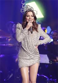 Eğitimine yardımcı olmak için sahne de vokalistlik olarak çalışmaya başlamıştır. Merve Ozbey Cocukluk Hayalini Gerceklestirdi Sadece Haber