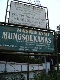 Hal ini diperlukan karena plang atau plakat umumnya ditempatkan di luar ruangan dan berada disitu 24 jam penuh. Papan Nama Arah Masjid Mungsolkanas Masuk Gang 50 Meter Dari Jl Cihampelas Picture Of Mungsolkanas Mosque Bandung Tripadvisor