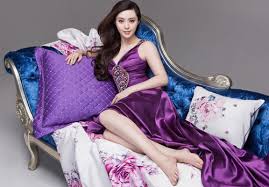 Cara mengencangkan kulit wajah dengan minyak kelapa, yakni sebagai berikut: 7 Rahasia Kulit Mulus Wanita Korea