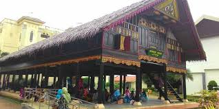 Salah satu rumah adat daerah tersebut adalah rumoh aceh, rumah krong bade, rumoh santeut, dan rumah rangkang. Rumah Adat Aceh Bentuk Bagian Tahapan Membangun Fakta Menarik