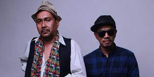 Vokalis band bergenre harcore punk, jeruji, ginan koesmayadi meninggal vokalis band jeruji, deradjat ginandjar koesmayadi yang akrab disapa ginan meninggal dunia pada kamis (21/6) sekitar pukul 22.20 wib. Kisah Bunga Band Tentang Album Formasi Anyarnya Kapanlagi Com