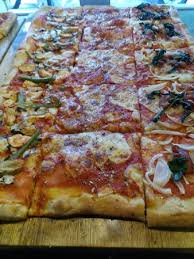 Soffice e con il fondo croccante, questa pizza è molto alveolata ed è condita con spinaci, mozzarella e grana in. Pizza In Teglia Picture Of Crust Notonlypizza Canggu Tripadvisor